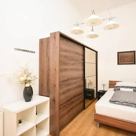 Modern & Huge 4 Bedroom 2 Bathroom