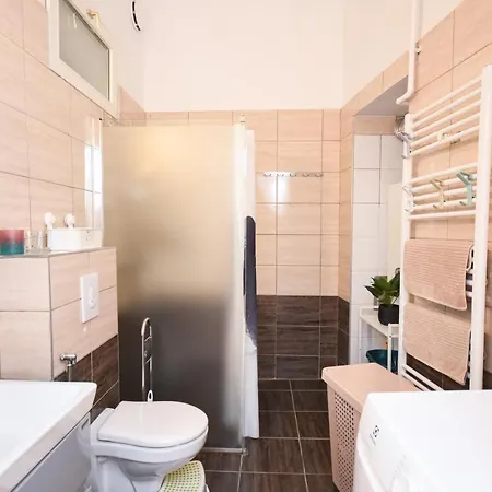 Apartment Modern & Huge 4 Bedroom 2 Bathroom *
