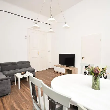 Apartment Modern & Huge 4 Bedroom 2 Bathroom *