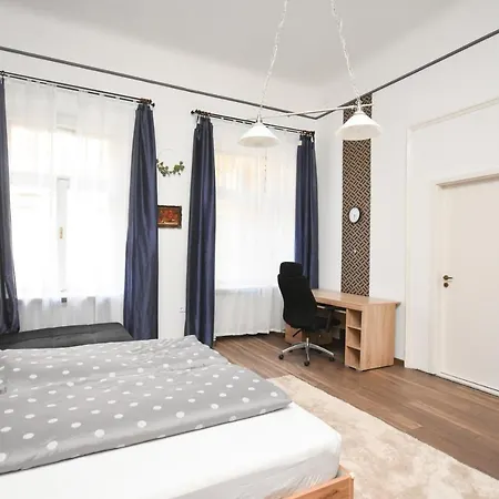 Apartment Modern & Huge 4 Bedroom 2 Bathroom Budapest