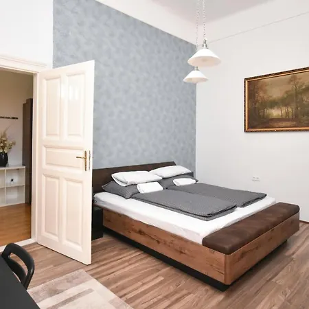 Modern & Huge 4 Bedroom 2 Bathroom Apartment *