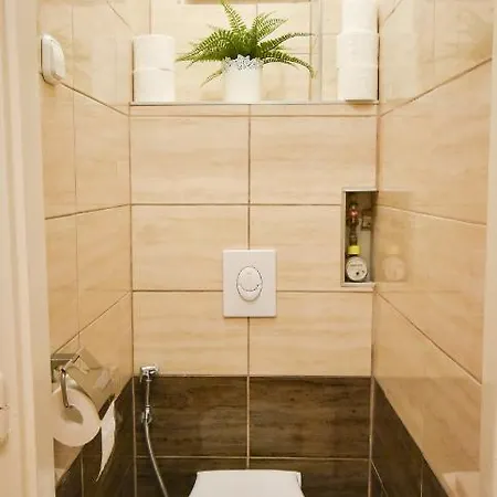 Modern & Huge 4 Bedroom 2 Bathroom Apartment Budapest