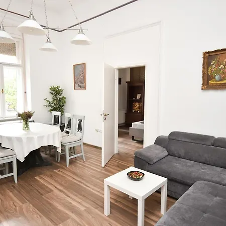 Apartment Modern & Huge 4 Bedroom 2 Bathroom *