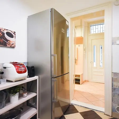 Modern & Huge 4 Bedroom 2 Bathroom