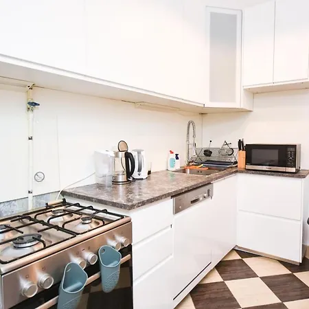 Modern & Huge 4 Bedroom 2 Bathroom * בודפשט