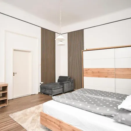 Modern & Huge 4 Bedroom 2 Bathroom דירה בודפשט